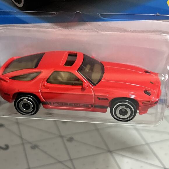 Hot Wheels 1983 Porsche 928S (2025 Series) - Picture 3 of 7